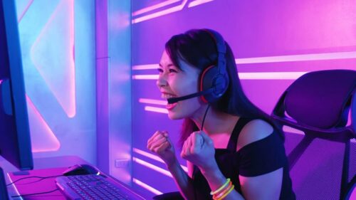 Tại sao tai nghe bị vọng âm khi chơi game?